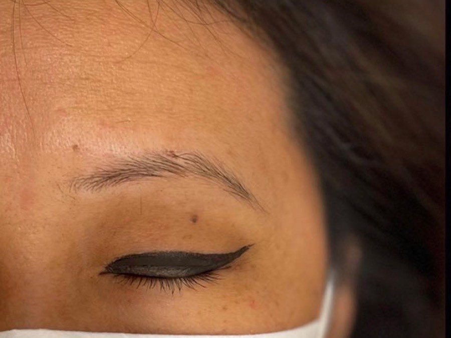 Uneven eyebrows before shaping